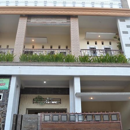 Griya Nelwan Guest House Malang Exterior photo