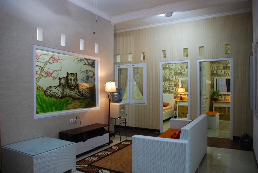 Griya Nelwan Guest House Malang Exterior photo