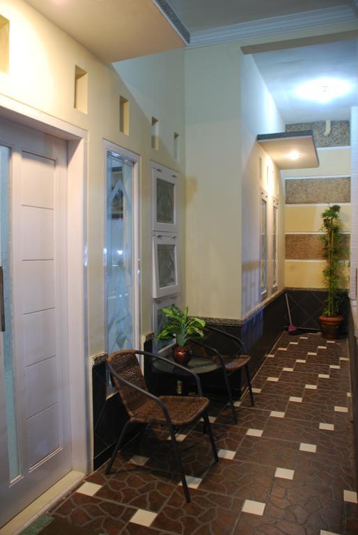 Griya Nelwan Guest House Malang Exterior photo